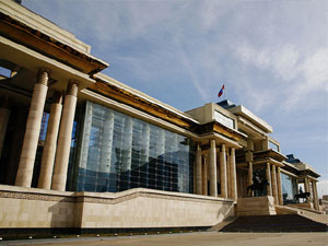 Төрийн ордонд сэтгүүлчид дундаа нэг үнэмлэхээр орно