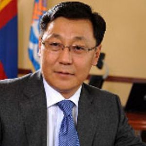 АН ''тогтвортой'' гэдэг үгээр халхавчлан сандал ширээтэйгээ зууралдаж байна