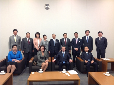 Эмэгтэй гишүүд Япон улсад айлчлав