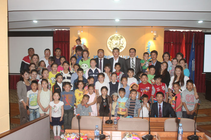 Өнчин хүүхдүүдийг баярлуулав