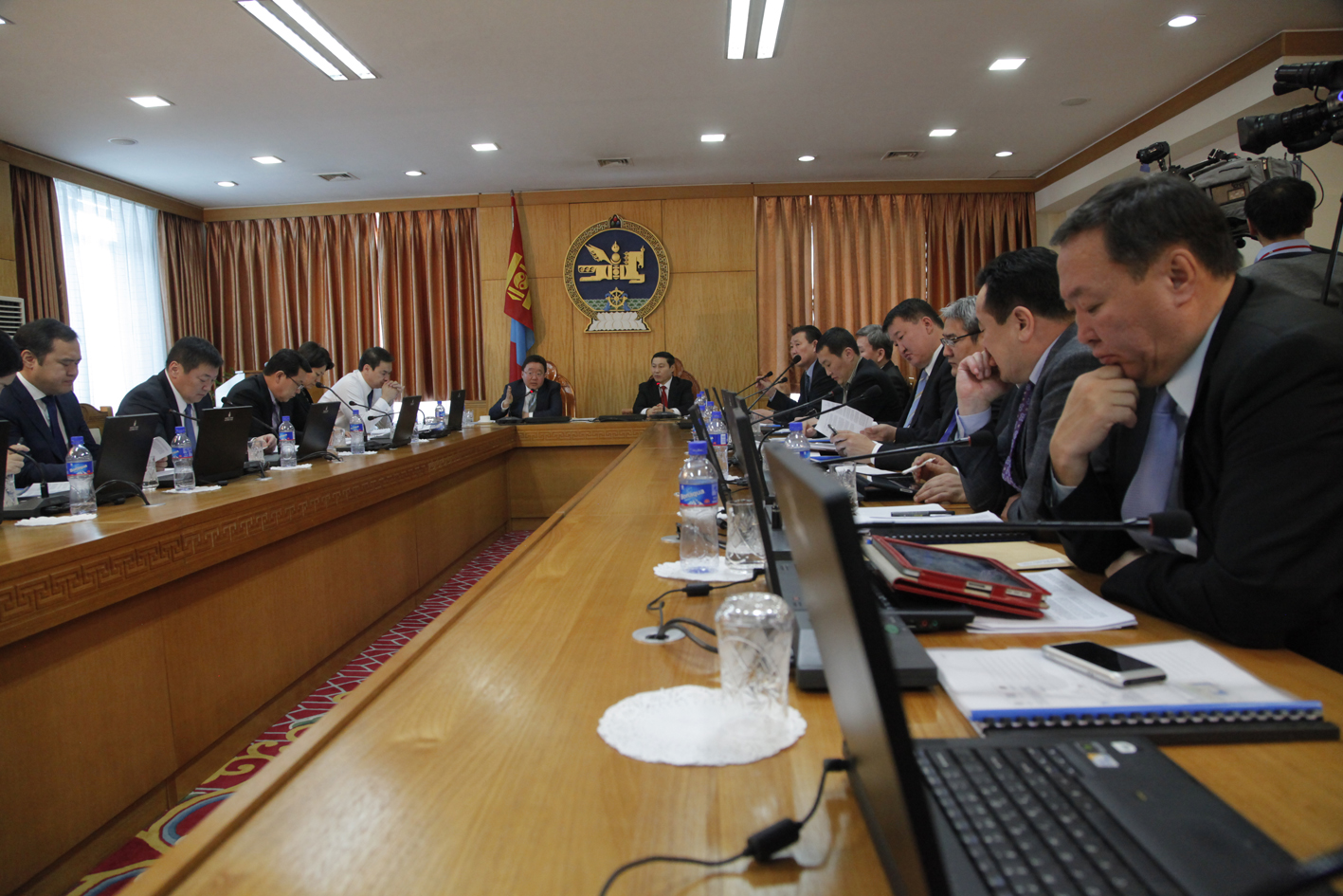 Сайд нарын асуудал эргэлзээ дагуулсаар байна