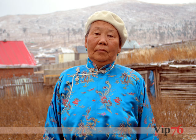 Т.Бадамханд: Би тэтгэвэрт гарчихаад өдөр нь ямаагаа хариулаад орой нь дээлээ оёдог байсан
