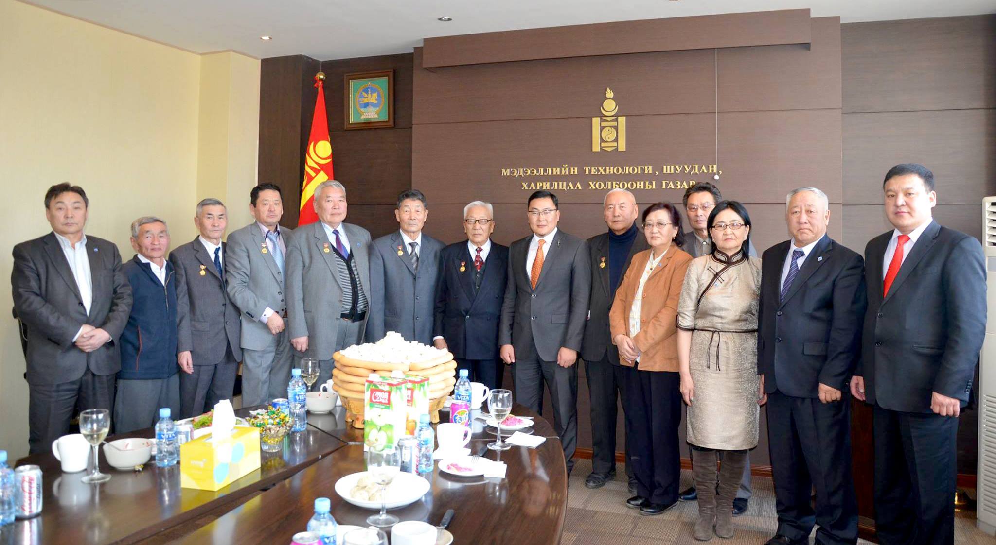 Холбооны яамны сайдууд болон ахмад холбоочдоо  хүлээн авч хүндэтгэл үзүүллээ.