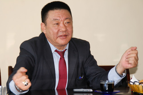 Монгол хүн л юм бол эх орондоо үлдээх долларын төлөө тэмцэх ёстой