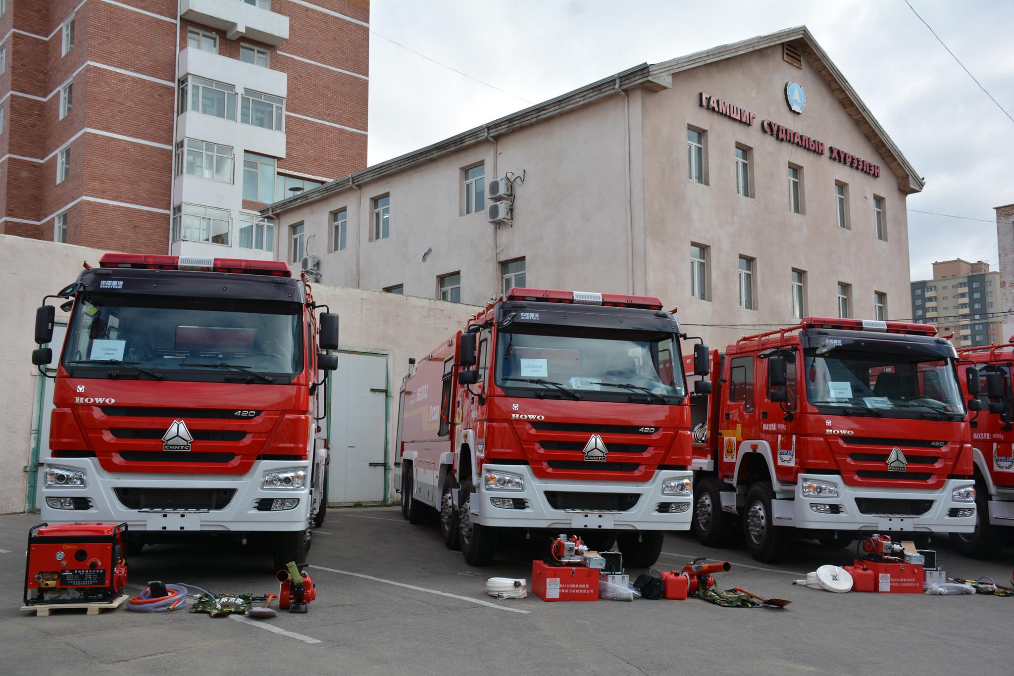 Онцгой байдлынхан гал унтраах автомашинаа хүлээн авлаа