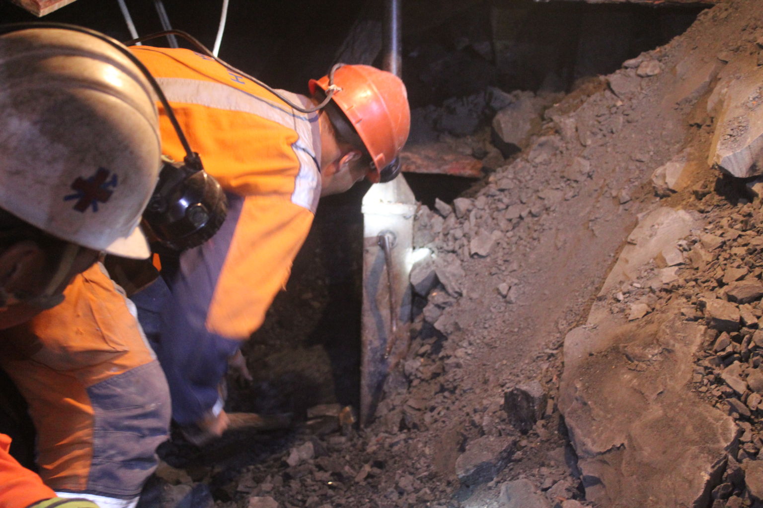 Уурхайн нурангид дарагдсан гурван иргэний амийг аварлаа