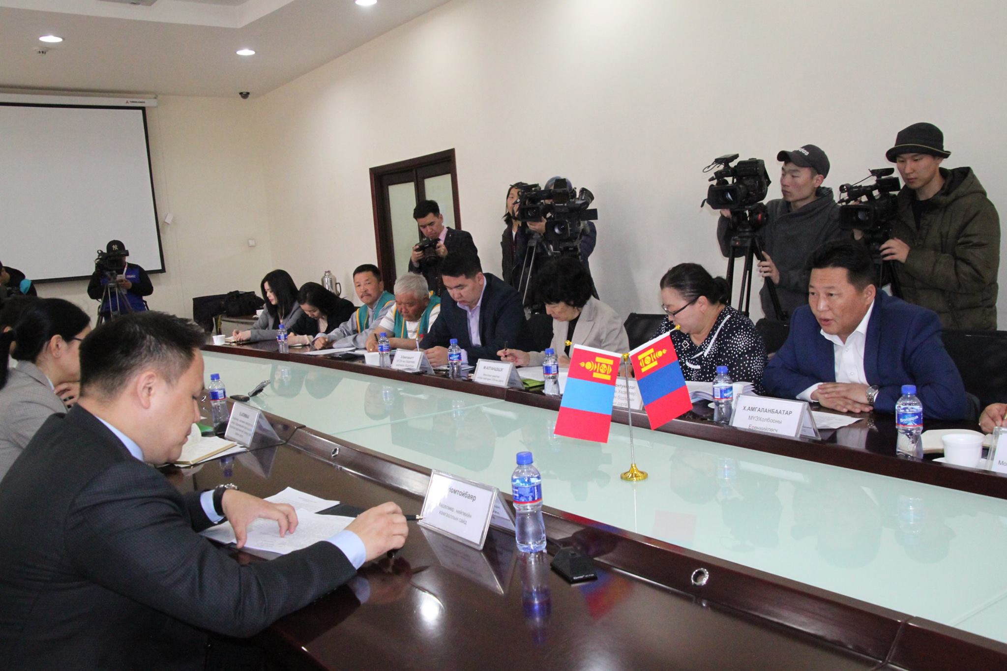 Хөдөлмөр, нийгмийн зөвшлийн гурван талт Үндэсний хороог хуралдуулахаар боллоо