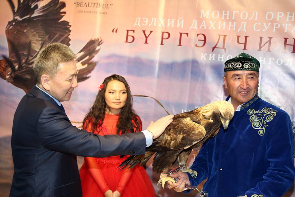 Дэлхийг шуугиулж буй “Бүргэдчин охин” кино Монголд нээлтээ хийлээ