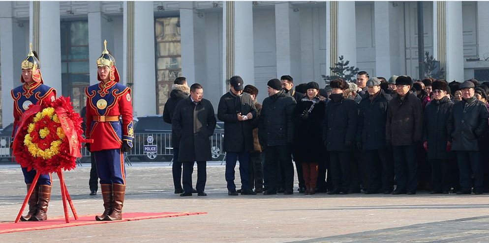 Д.Сүхбаатарын хөшөөнд цэцэг өргөж, хүндэтгэл үзүүллээ