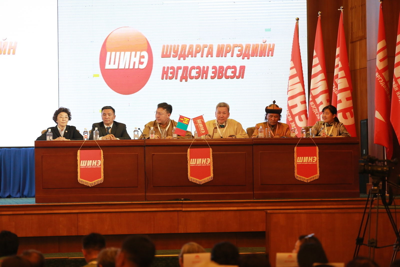 ШИНЭ нам Их хурлаа хийж байна