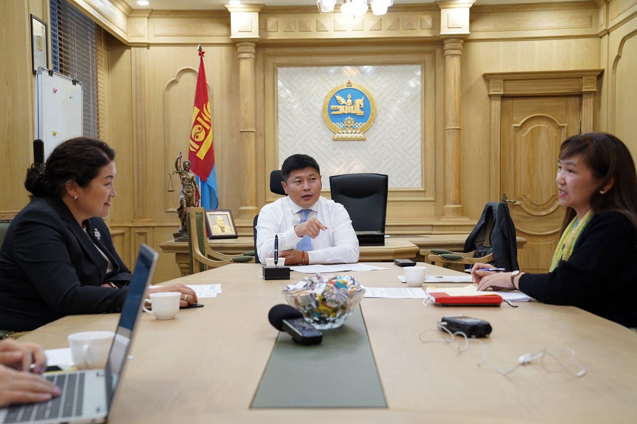 ХЗДХ-ийн сайд Х.Нямбаатар Щвейцарийн хөгжлийн агентлагийн иргэдийн оролцоо төслийн зохицуулагчийг хүлээн авч уулзлаа