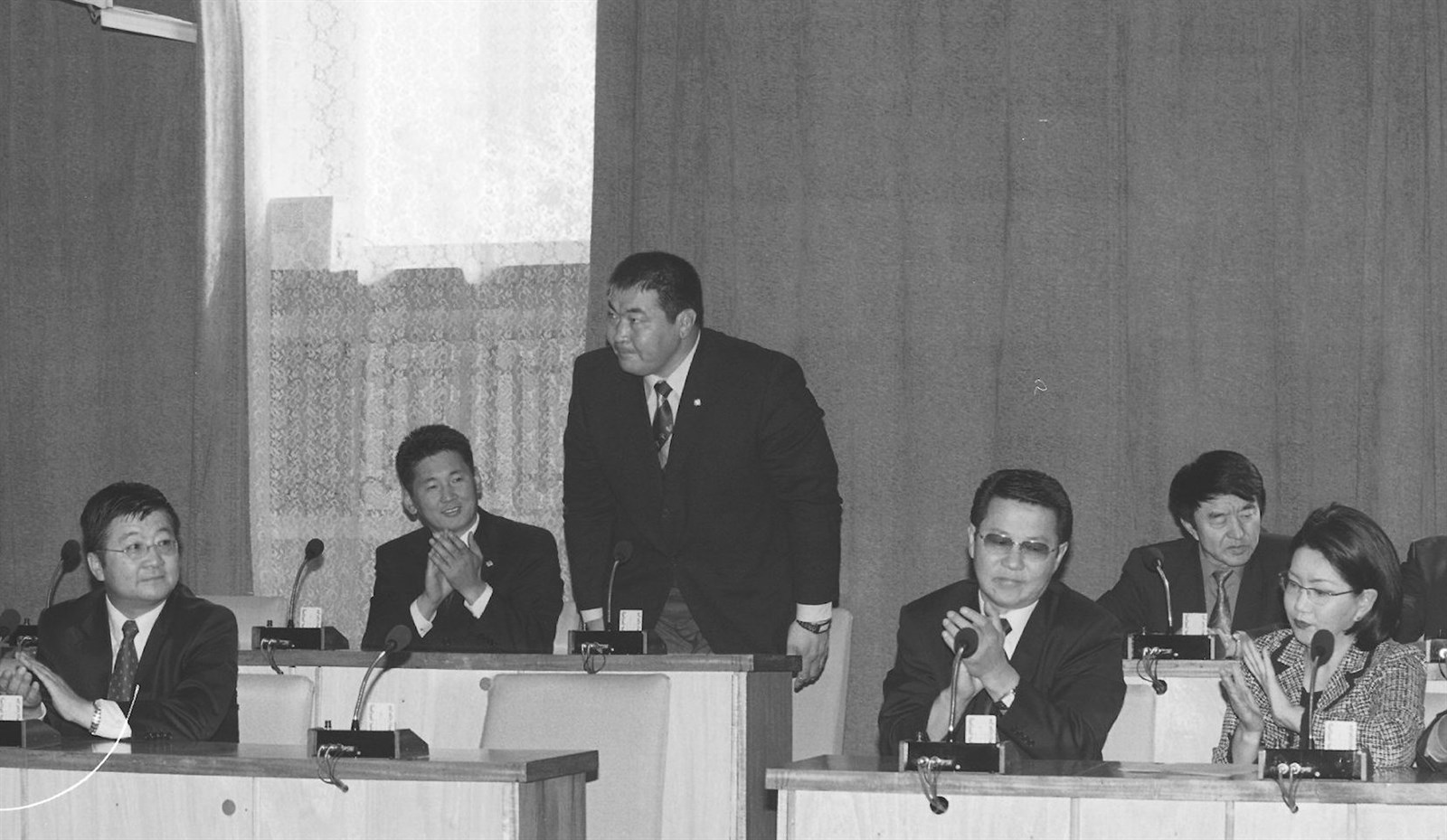 Тойрч дэвсэн төрийнхөө далбаанаас сөгдөж адис авах хувьтай хүн юм аа, би