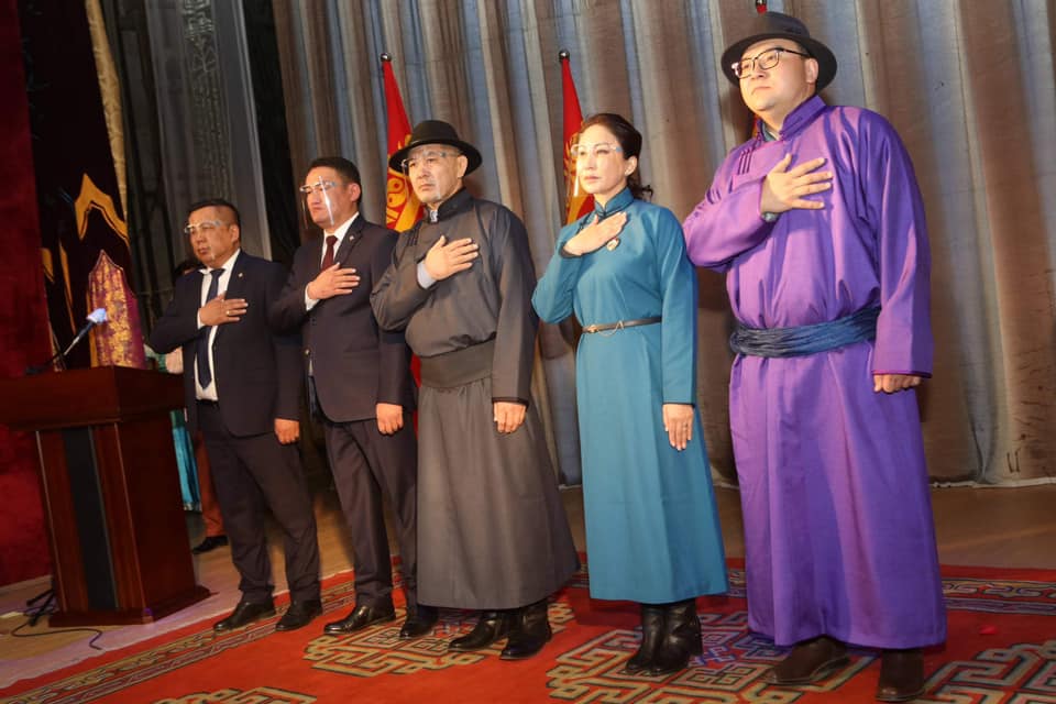 Төрийн одон медаль гардууллаа