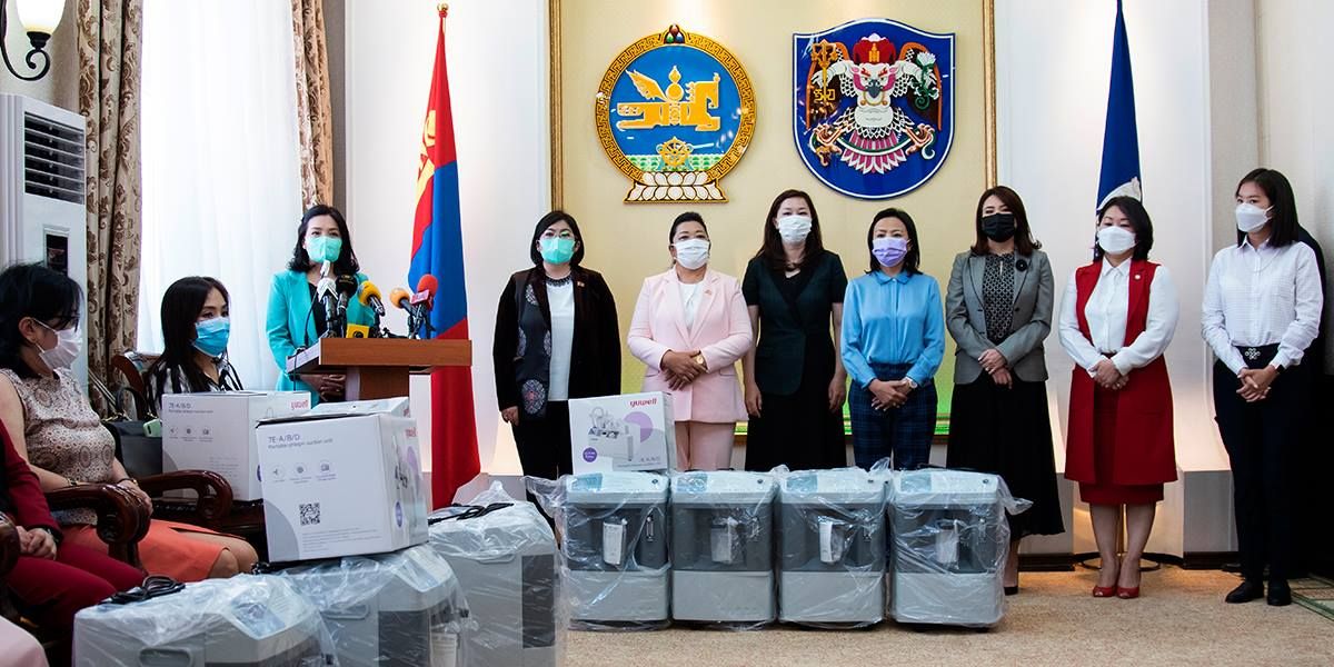 НИТХ-ын эмэгтэй төлөөлөгчид эмнэлгүүдэд амьсгалын болон цэр соруулах аппарат өгчээ