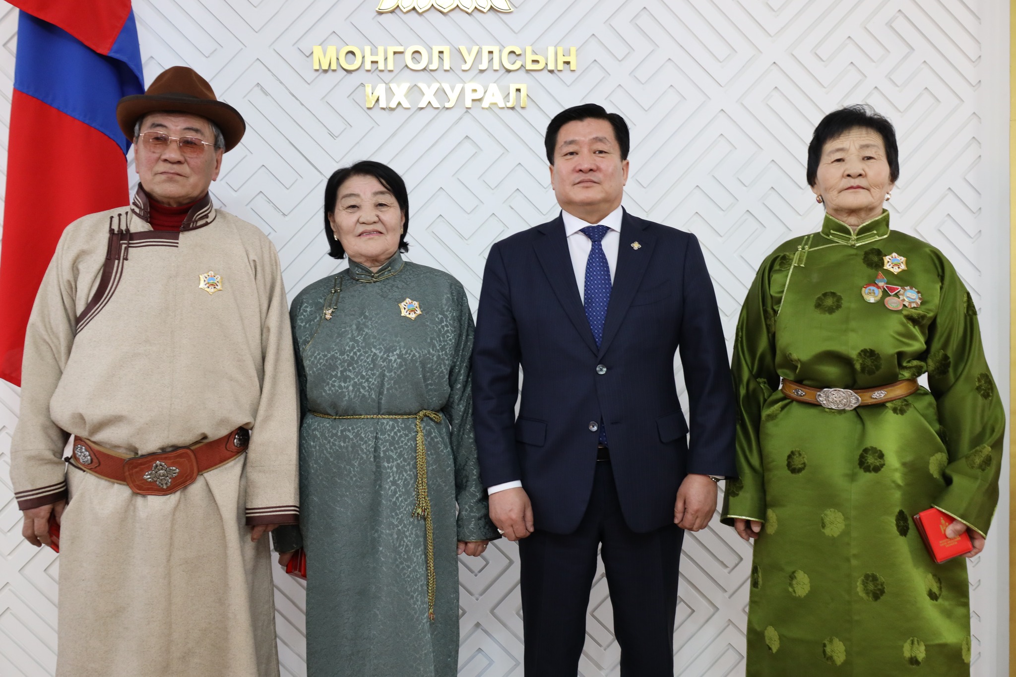 УИХ-ын гишүүн Б.Энх-Амгалан төрийн дээд одон медаль гардууллаа