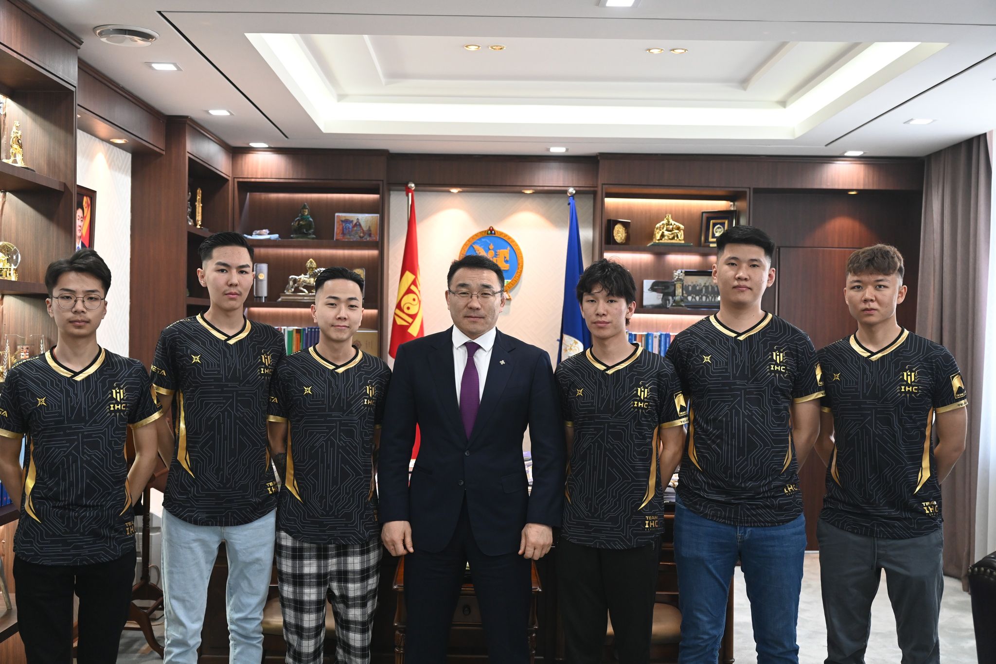 Хотын дарга “IHC Esports” багийнхантай уулзаж, тэмцээнд нь амжилт хүслээ