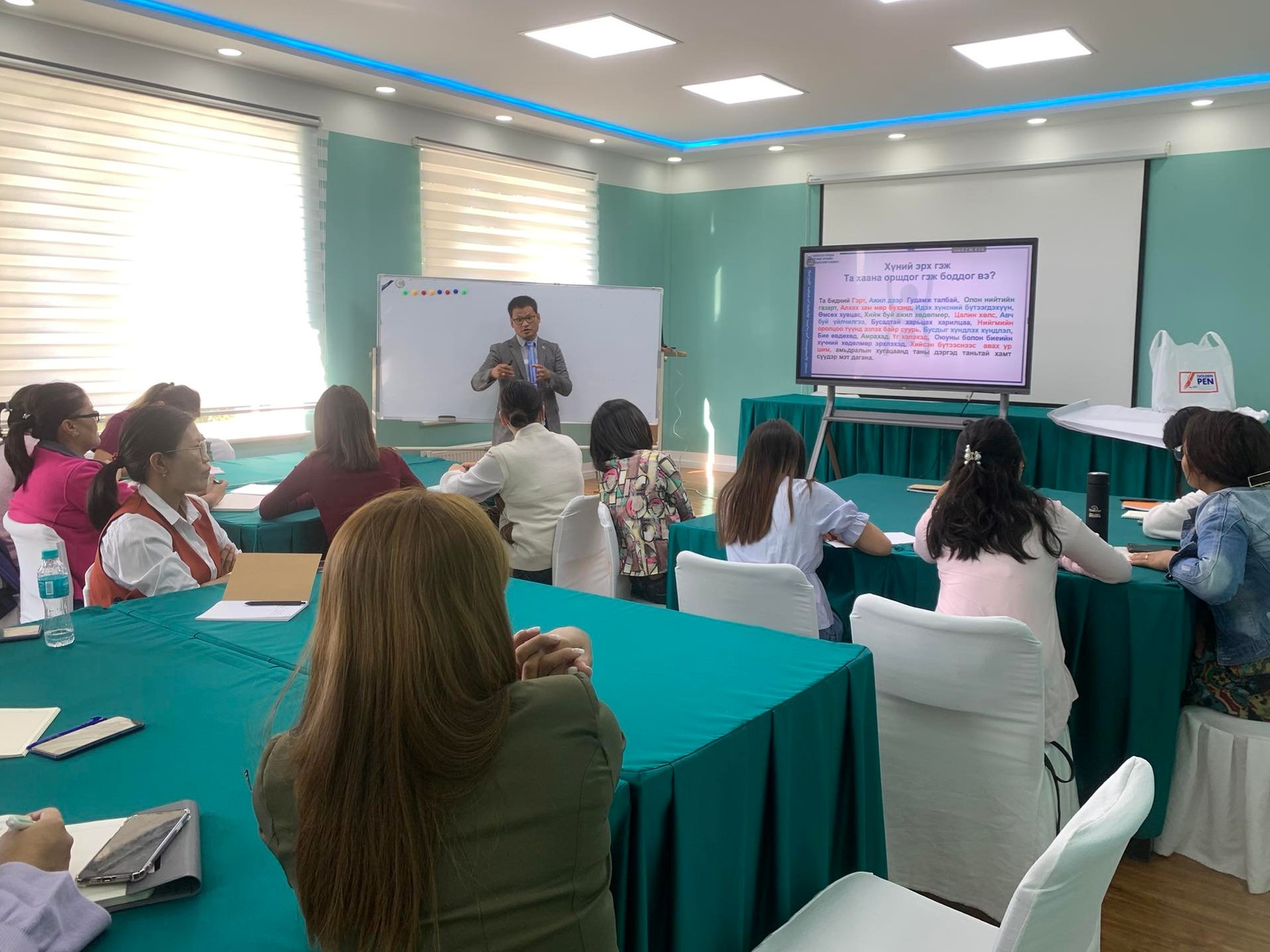 Эрүүл мэндийн салбарын ажилтнуудад хүний эрхийн боловсрол олгох сургалт эхэллээ