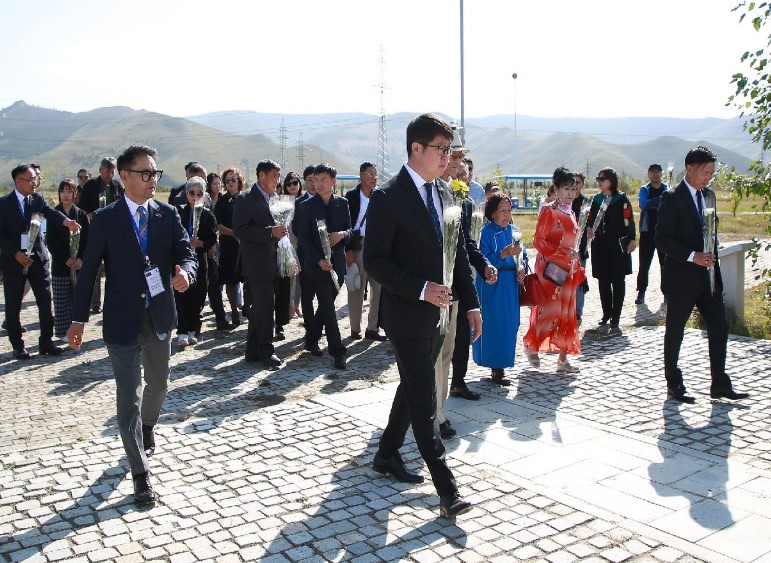 Харь оронд хэлмэгдэгсдийн дурсгалыг хүндэтгэлээ