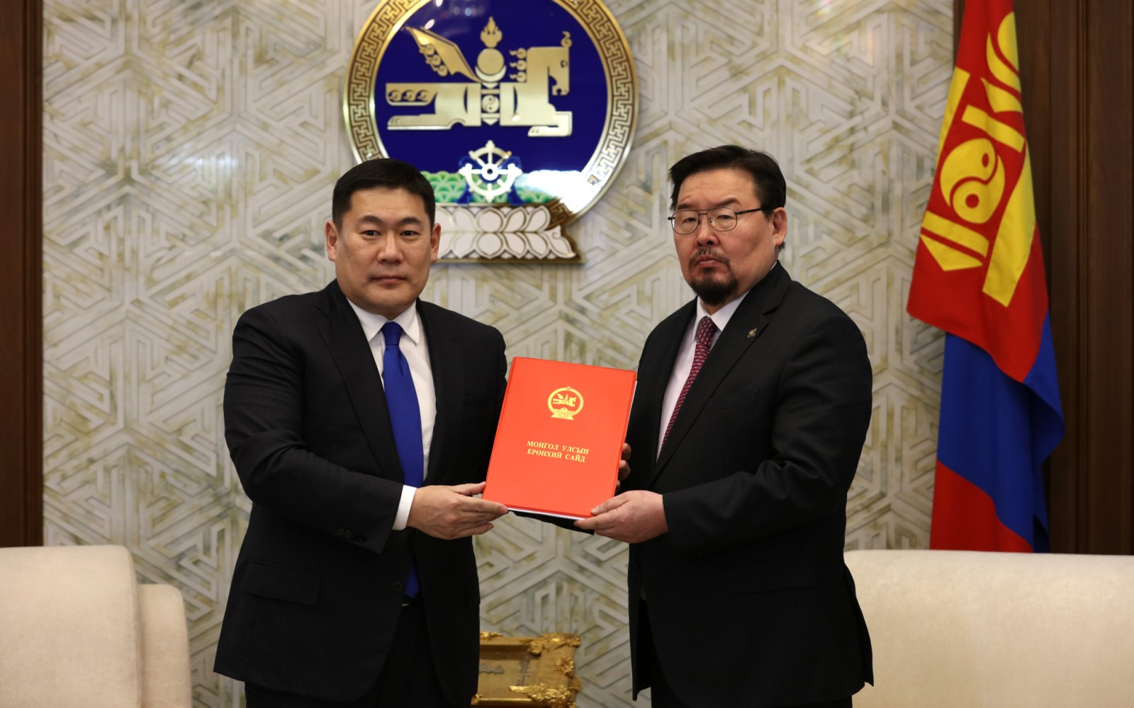 Л.Оюун-Эрдэнэ: Парламентад суудалтай улс төрийн намуудтай зөвшилцөж Үндэсний баялгийн сангийн тухай хуулийн төслийг өргөн барилаа