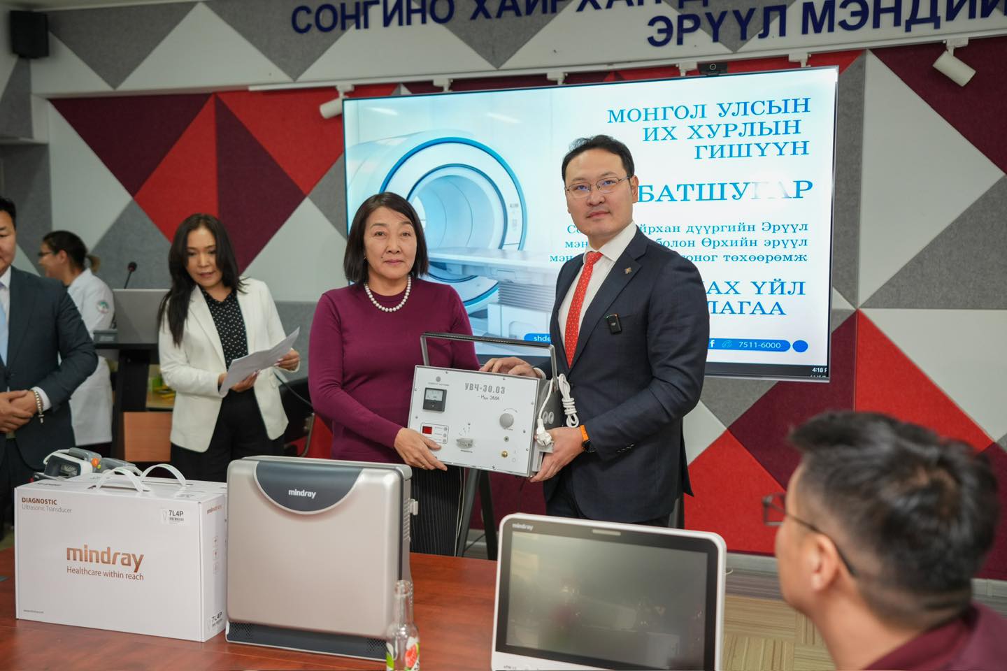 УИХ-ын гишүүн Э.Батшугар эрүүл мэндийн хамгийн сүүлийн үеийн тоног төхөөрөмжүүдийг шийдвэрлэж өглөө