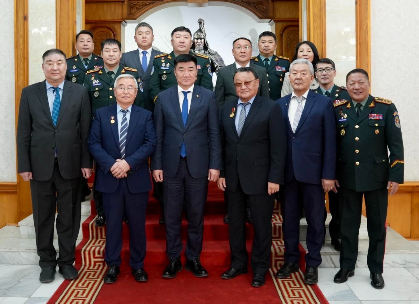 Батлан Хамгаалах салбарыг нэгэн цагт удирдаж явсан үе үеийн сайд нарынхаа төлөөллийг хүлээн авч уулзан хүндэтгэл үзүүллээ