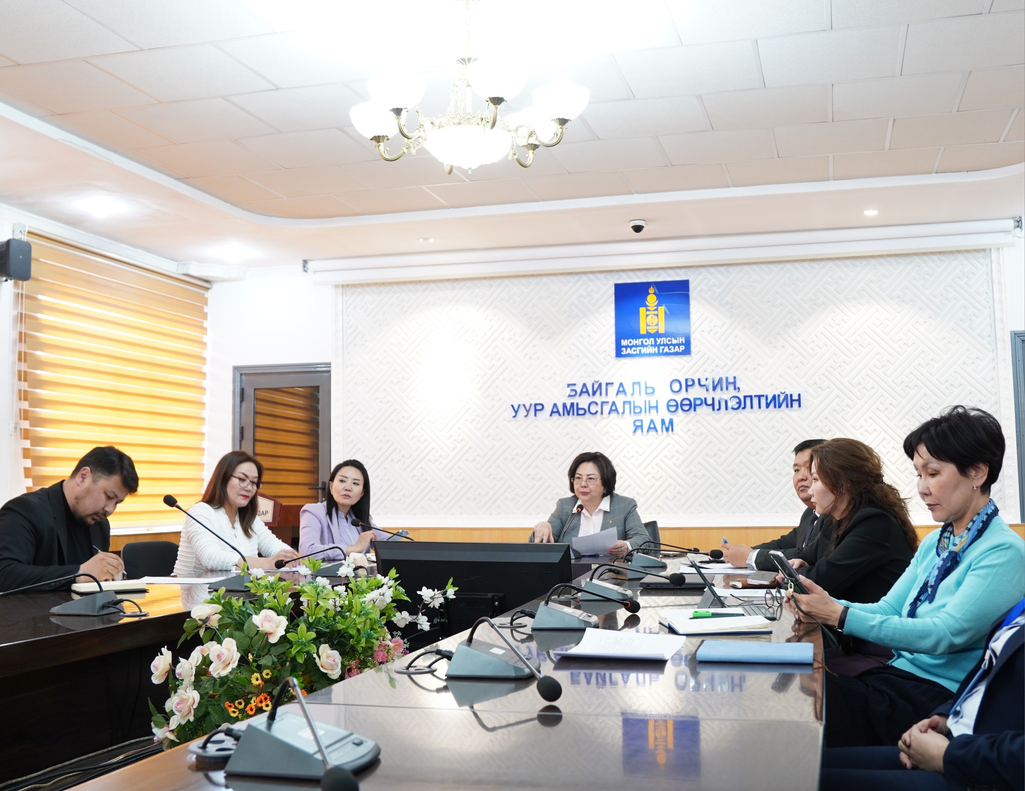 Хангайн бүсийн дарга нартай цахимаар хуралдлаа