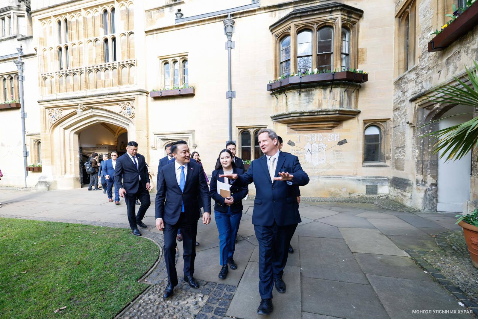 Оксфорд хотноо монгол судлаачидтай уулзлаа