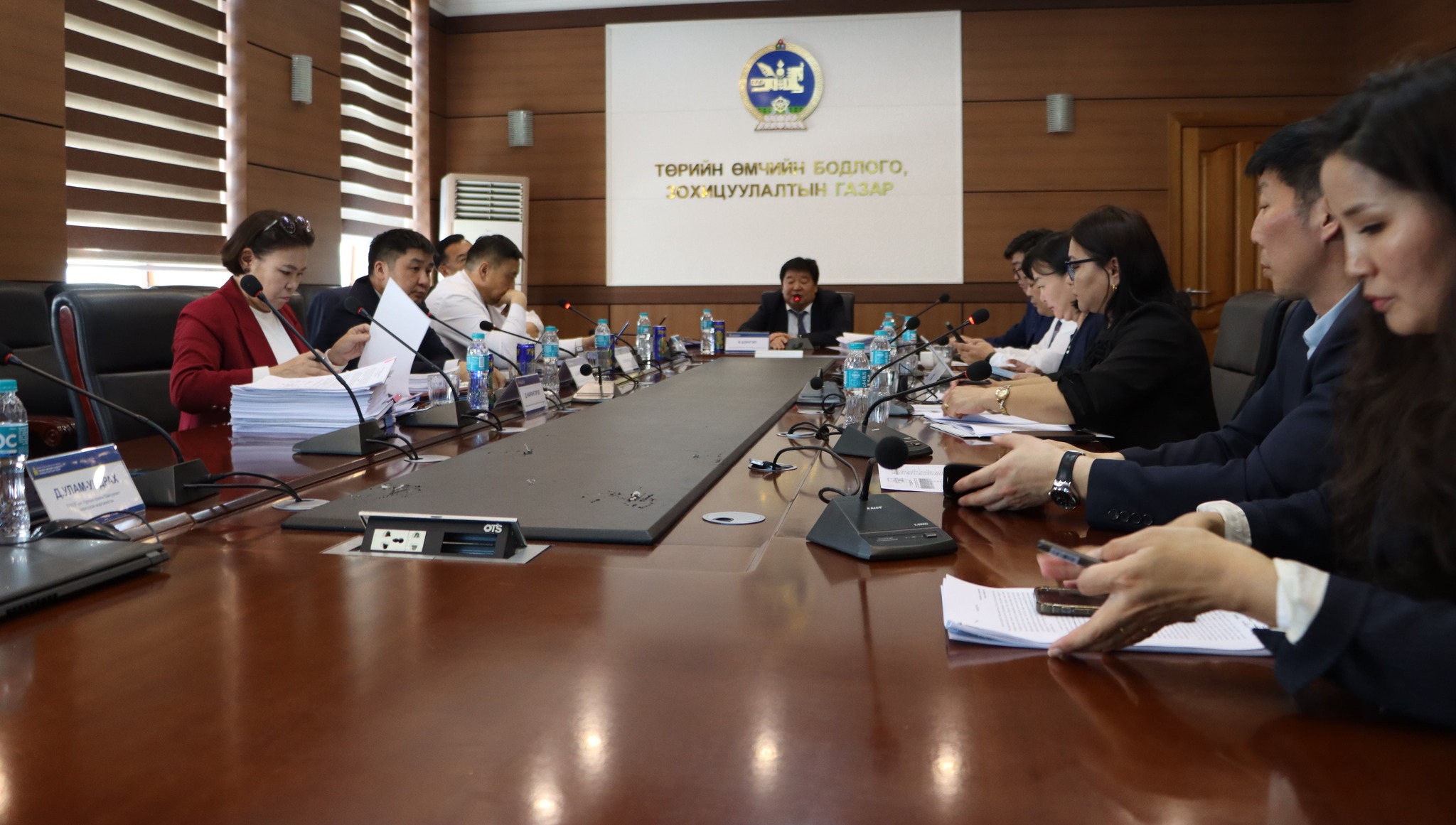 Шинэчилсэн бүрэлдэхүүнтэй анхны хуралдаан боллоо