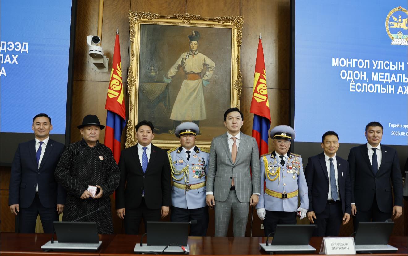 Чингэлтэй дүүргээс төрийн дээд одон медальтнууд төрлөө