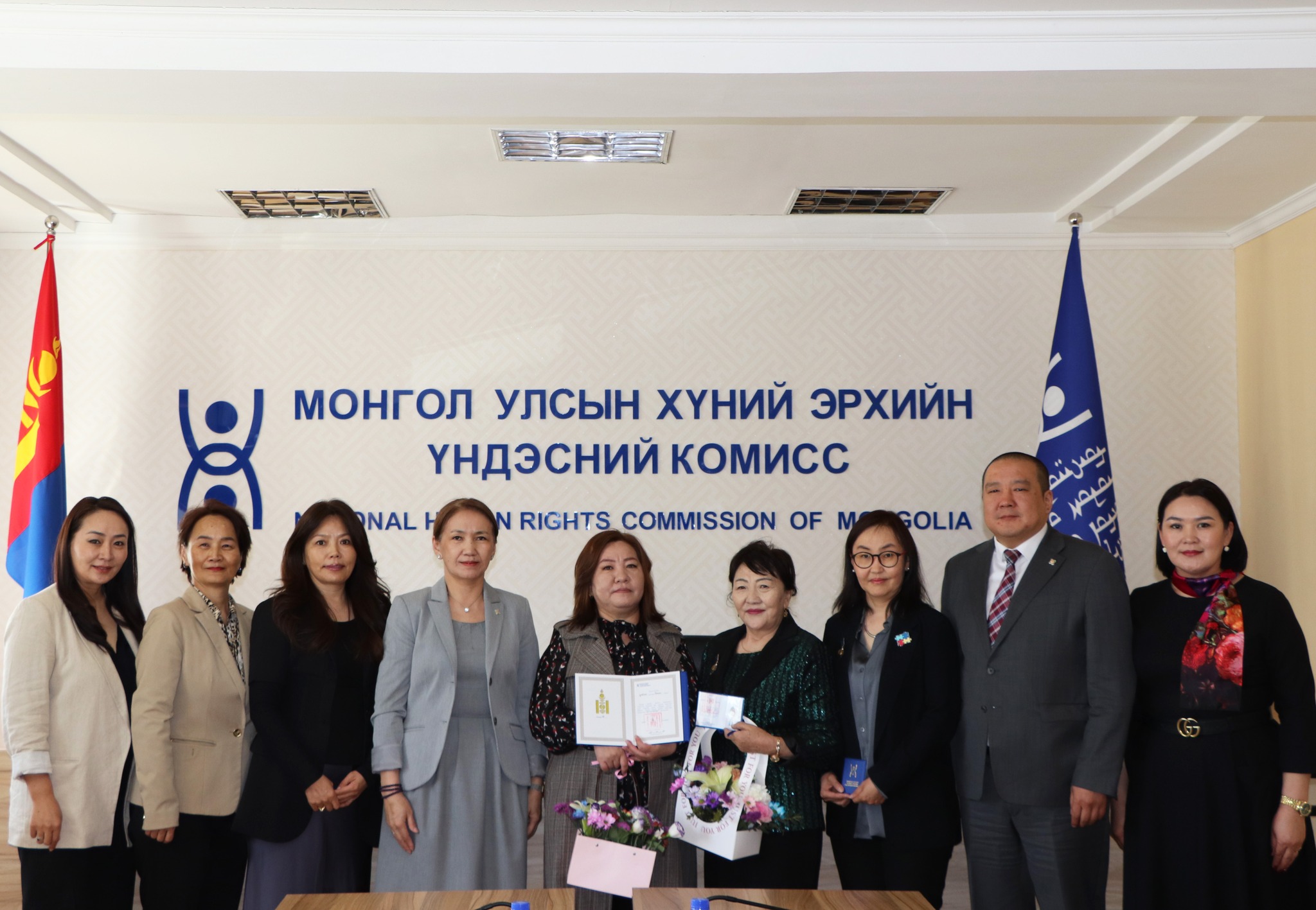 ХЭҮК-ын дээд шагналаар шагналаа