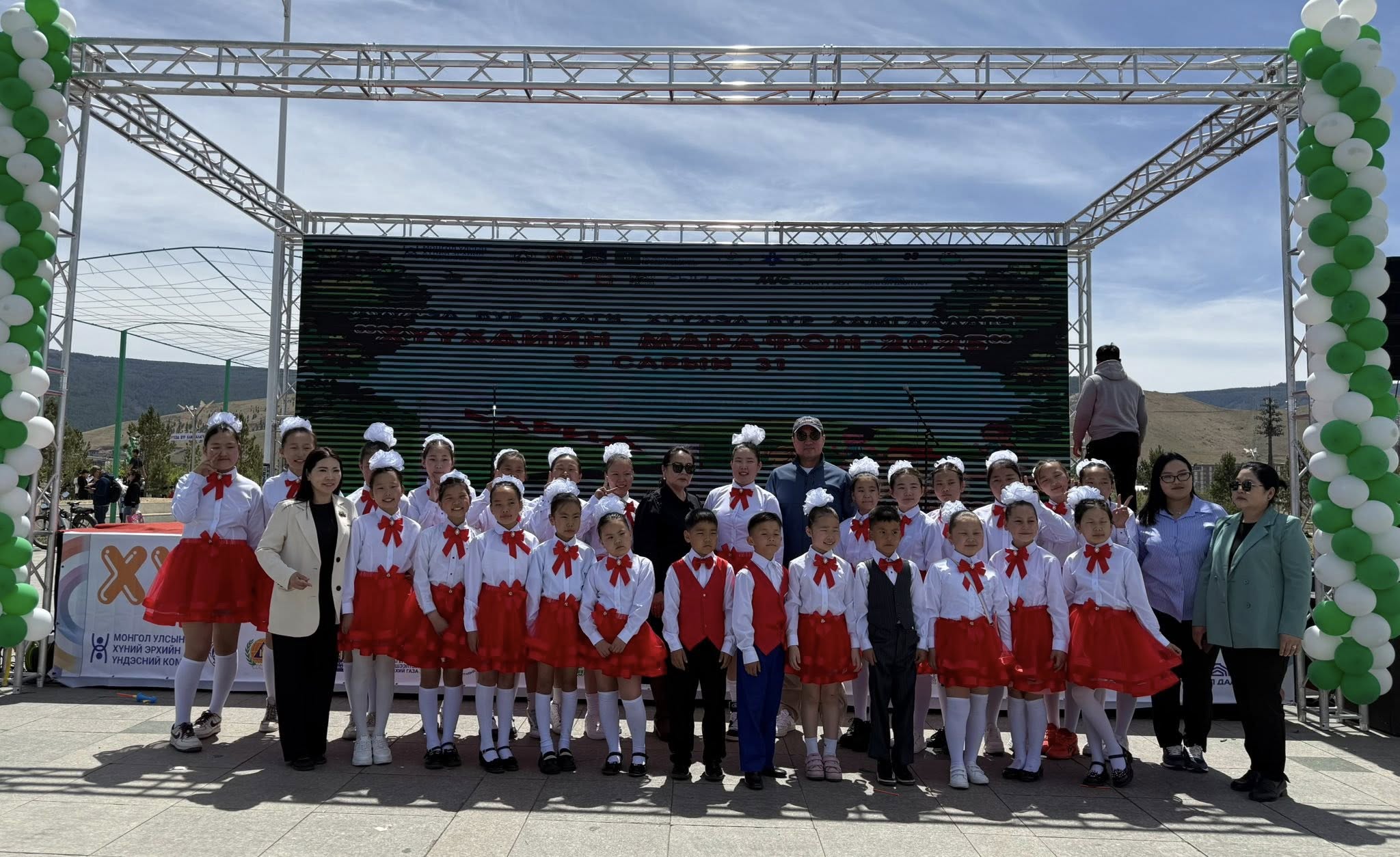 Дорнодын Эрээнцав суурингийн авьяаслаг багачууд "Хүүхдийн марафон"-д ая дуугаа өргөлөө